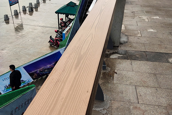 四川宜賓敘州區(qū)轎子石護(hù)欄扶手仿木紋漆施工案例